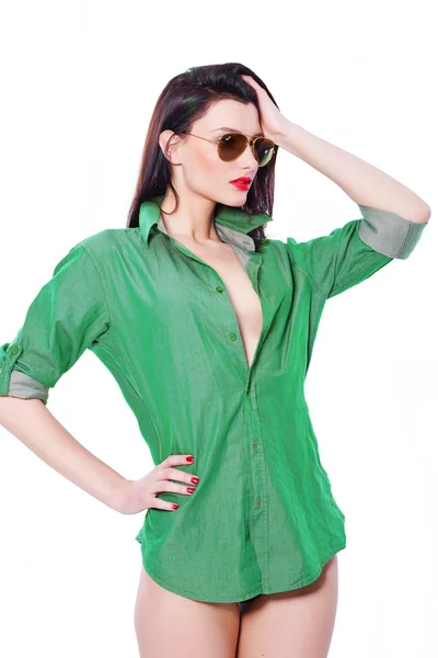 Девушка в зеленой рубашке — стоковое фото