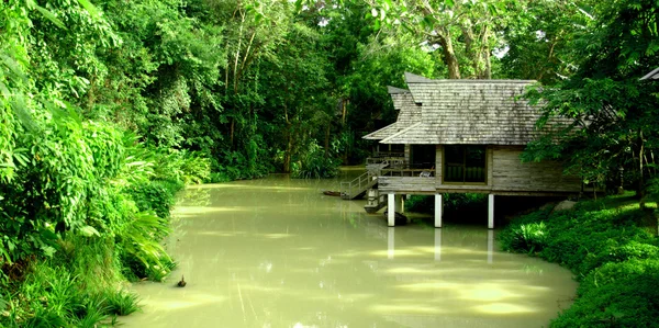 nehir kenarında bungalovlar