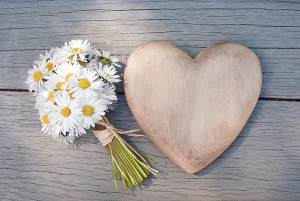 Hjärtat och prästkragar — Stockfoto