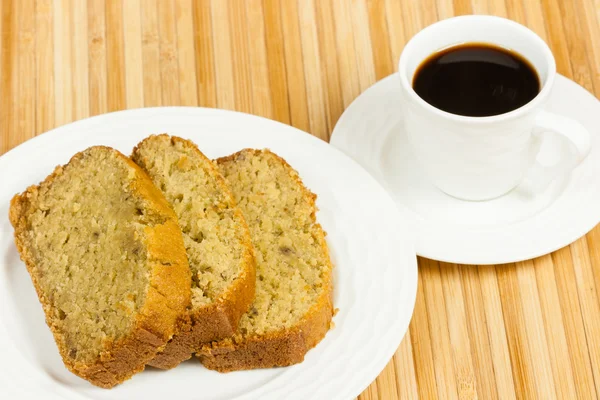 Rebanadas de pan de plátano con café — Foto de Stock