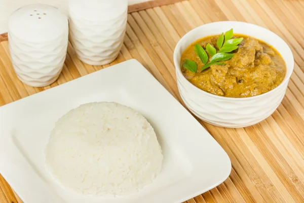 Рис с индийским бараниной карри — стоковое фото