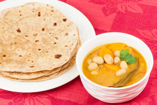 印度咖喱蔬菜和烤薄饼 — 图库照片