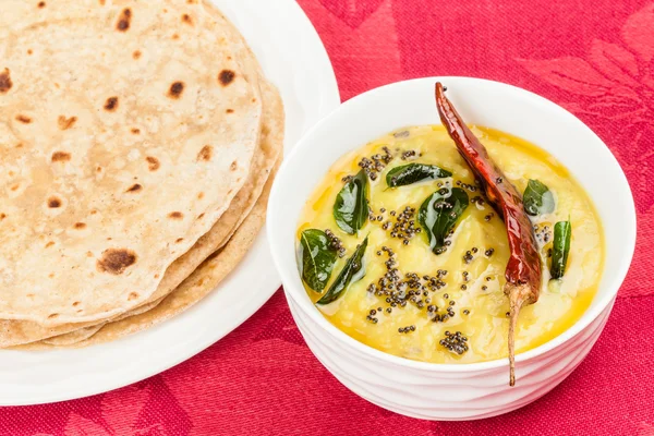 Indiai dal megsütjük és chapati — Stock Fotó