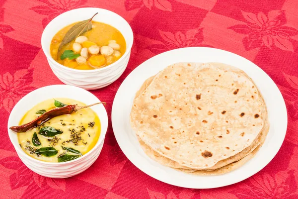 Chapati with Dal and Vegetable Curry — Stock Photo, Image