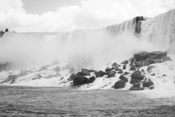 尼亚加拉大瀑布在黑色和白色 — 图库照片