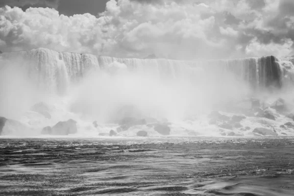 Chutes Niagara en noir et blanc — Photo