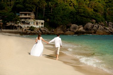 Kumsaldaki kadın ve erkek