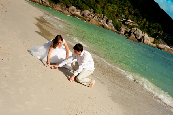 Happy and love on the beach — Stock Photo, Image