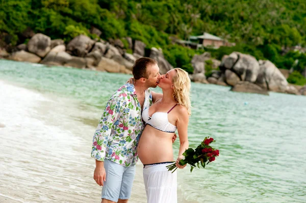 Glad på stranden — Stockfoto