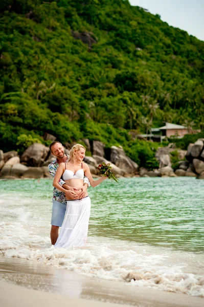 Felice sulla spiaggia — Foto Stock