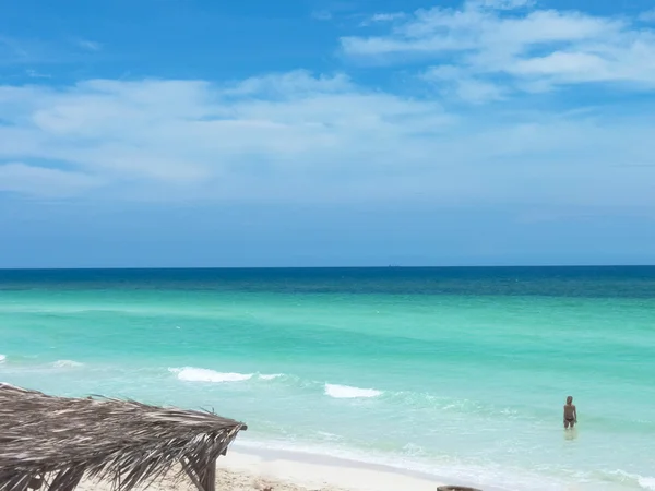 Turquoise tranquil ocean horizon — Stock Photo, Image