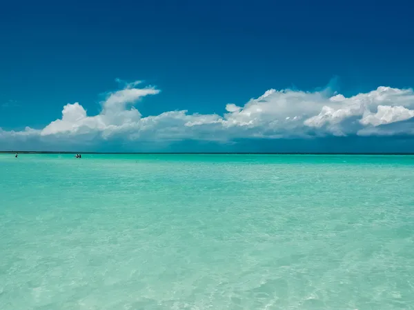 Horisonten linje mellan blå himmel och turkost hav — Stockfoto