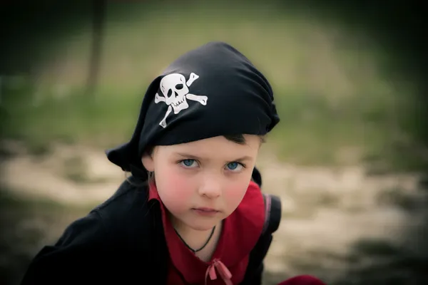 Kleines Mädchen mit Piratenbandana — Stockfoto