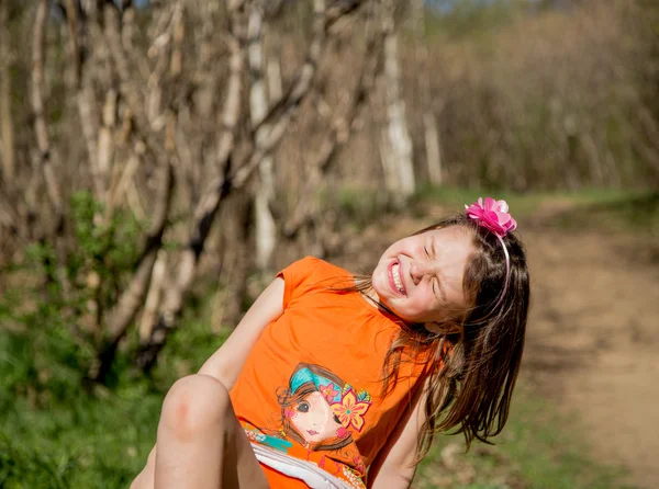 Turuncu tişört içinde gün ışığı kız — Stok fotoğraf