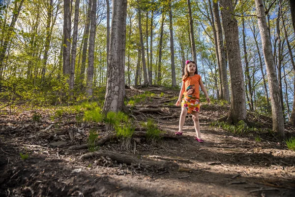 En liten flicka som går i parken — Stockfoto