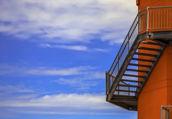 Deniz feneri duvarda yangın merdiveni — Stok fotoğraf