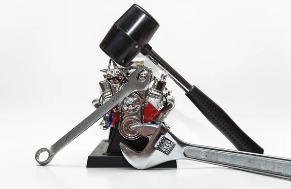 Conceito de ferramentas mecânicas sobre o motor de modelo fundido — Fotografia de Stock