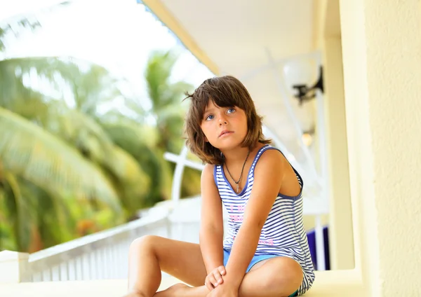 Маленькая девочка отдыхает на балконе — стоковое фото