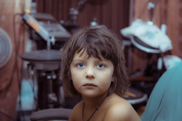 Muotokuva mystinen näköinen pieni tyttö — kuvapankkivalokuva