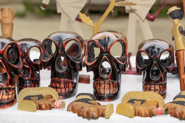 Vista de cerca de calaveras humanas hechas a mano coloridas de madera en la mesa blanca — Foto de Stock