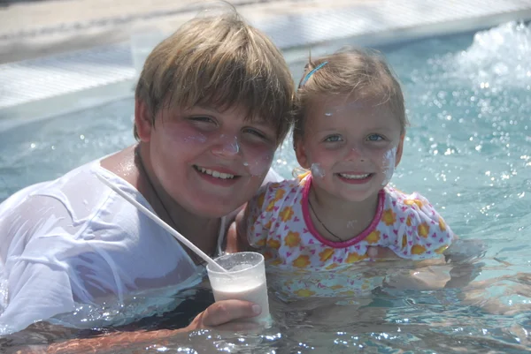 Niño y niña disfrutando del tiempo de natación en un día soleado cálido y brillante —  Fotos de Stock