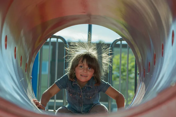 Dziecko wewnątrz rury plac zabaw dla dzieci — Zdjęcie stockowe