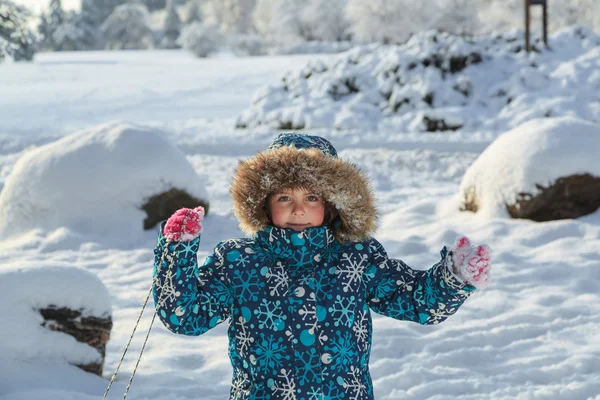 Joyfull bambina nel parco invernale sulla bella giornata di sole fresco — Foto Stock