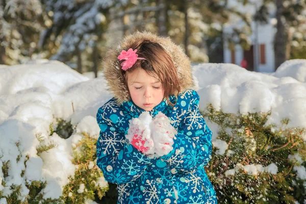 Çocuk bir kar üzerinden ellerini havaya atmak istiyor — Stok fotoğraf