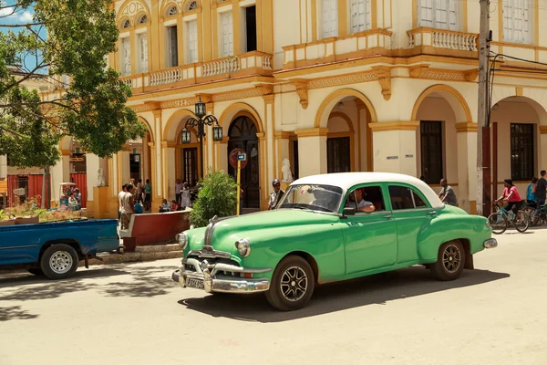 Hermoso coche retro verde en la ciudad cubana — Foto de Stock