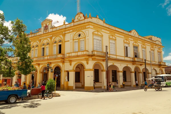 Bel vecchio edificio in stile classico in una piccola città cubana — Foto Stock