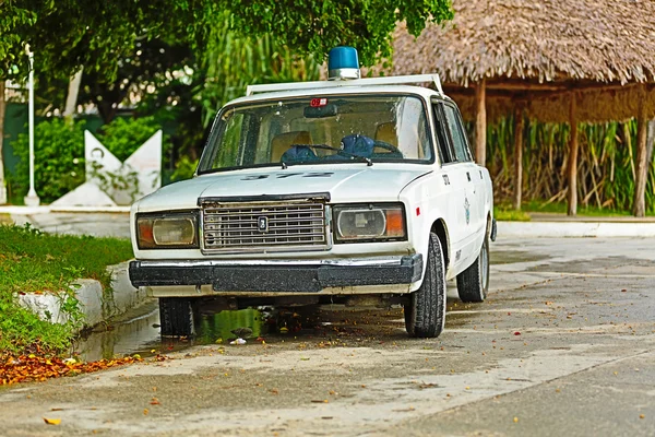 Stare lada samochód policyjny patrol w kubańskiej cayo coco island resort — Zdjęcie stockowe