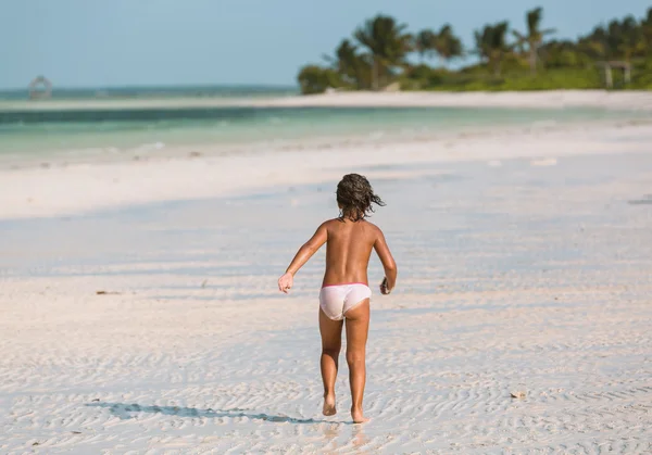 Litet barn ha roligt på stranden — Stockfoto