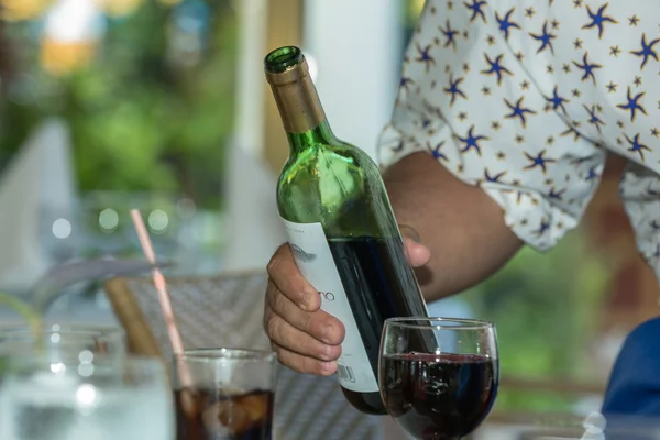 赤ワイン、レストランのウェイター — ストック写真
