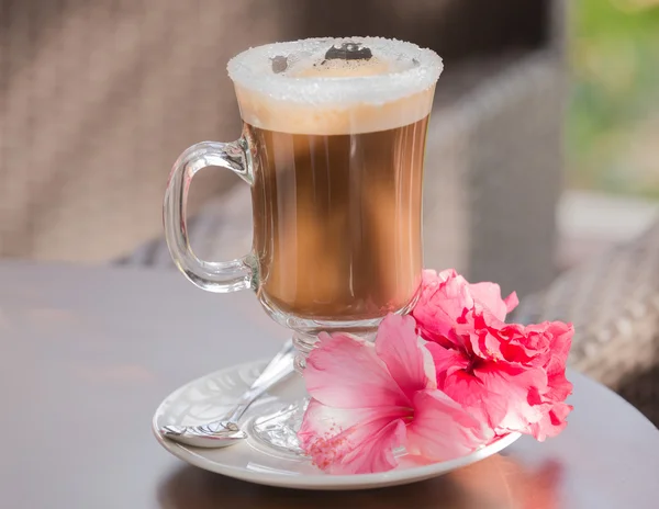 Verse cappuccino in koffie glas op de tafel — Stockfoto