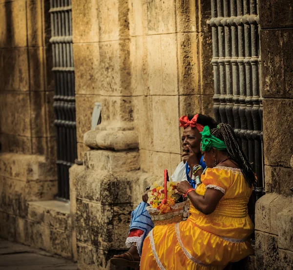 Ретро-стилі шукає жінок насолоди сигарного на старі вулиці Гавани — стокове фото