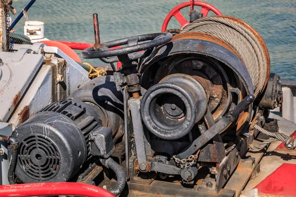 Velho motor de barco abandonado e quebrado detalhado — Fotografia de Stock