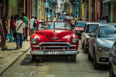 güzel vintage retro araba eski sokakta şehrin havana, Küba