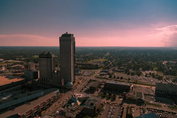 Barvy západu slunce s výhledem dokořán niagara city srázu krajiny — Stock fotografie