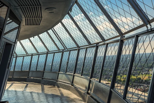 Weit geöffnete Aussichtsplattform aus Beton mit sicherem Metallzaun — Stockfoto