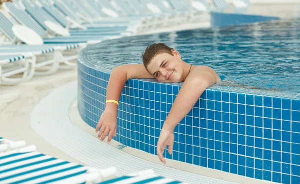 Adolescente ragazzo godendo il suo tempo di nuoto in piscina — Foto Stock