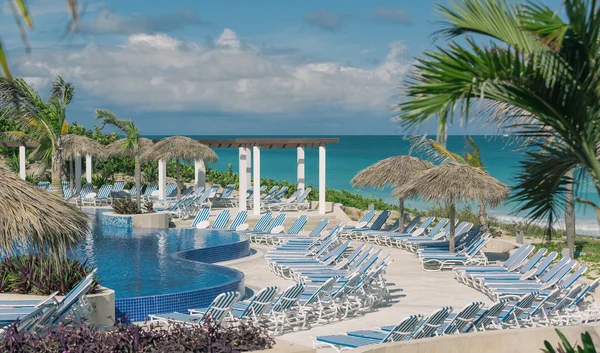 Piscina al aire libre contra el hermoso paisaje tropical natural vista al mar — Foto de Stock