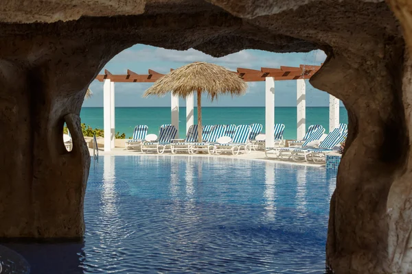 Bonita hermosa vista de la piscina de lujo y el fondo tropical natural —  Fotos de Stock
