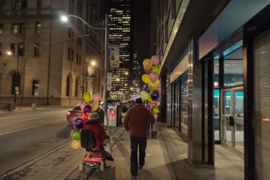 Karı koca Toronto gece sokaklarda motorlu araç mesire ve onun doğum günü kutlamak