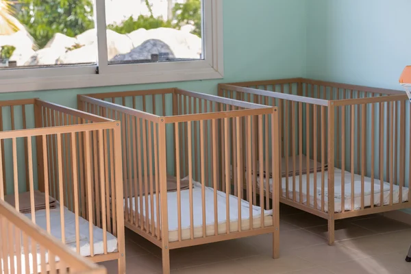 ahşap yatak bebek odası