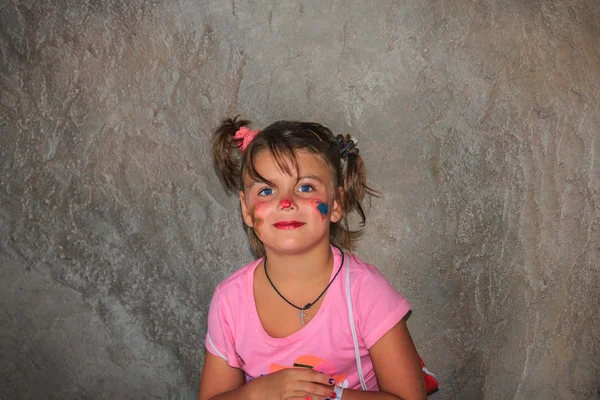 Retrato aislado de niña sonriente y alegre contra fondo de pared de piedra natural —  Fotos de Stock