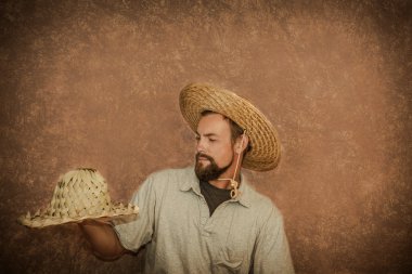 yakışıklı genç göstermek şık hasır şapkalar