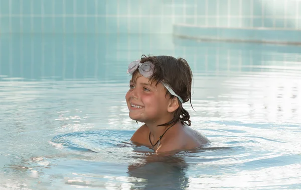Ładny, radosna, uśmiechnięta dziewczynka korzystających z jej czasu basen — Zdjęcie stockowe