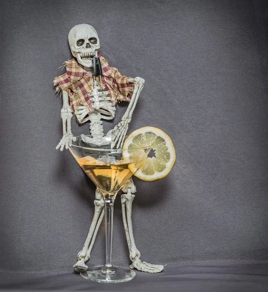 Esqueleto atrás do vidro com álcool fluido e chaves do carro em sua mandíbula — Fotografia de Stock