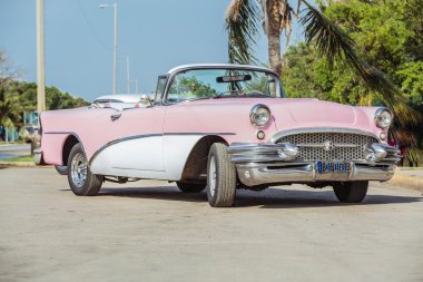 eski vintage pembe & beyaz klasik otomobil