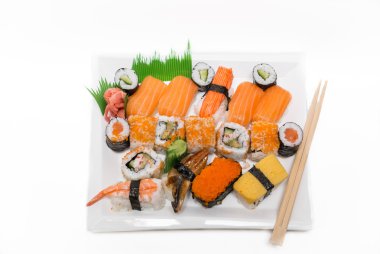 beyaz zemin üzerine seramik plaka sağlıklı taze iştah açıcı suşi